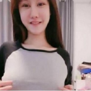 onlyfans看起来软乎乎的呆萌女神（耶耶奶），萌妹竟然拥有魔鬼身材大长腿真是深藏不露！